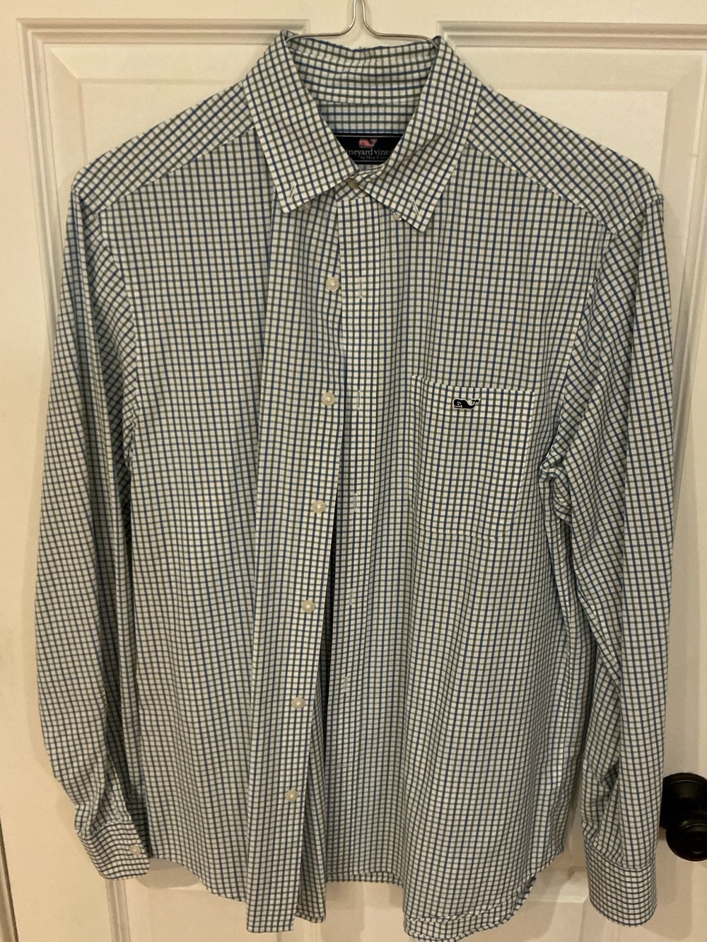 Men’s Vineyard Vines button down shirt sz medium